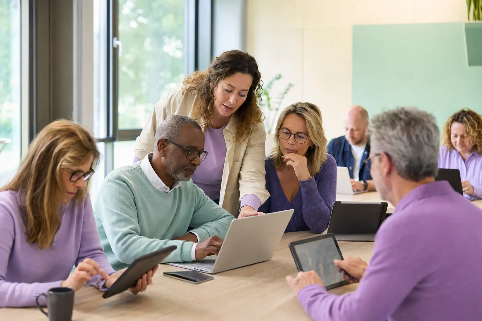 Deelnemers oefenen samen met digitale basisvaardigheden tijdens een training