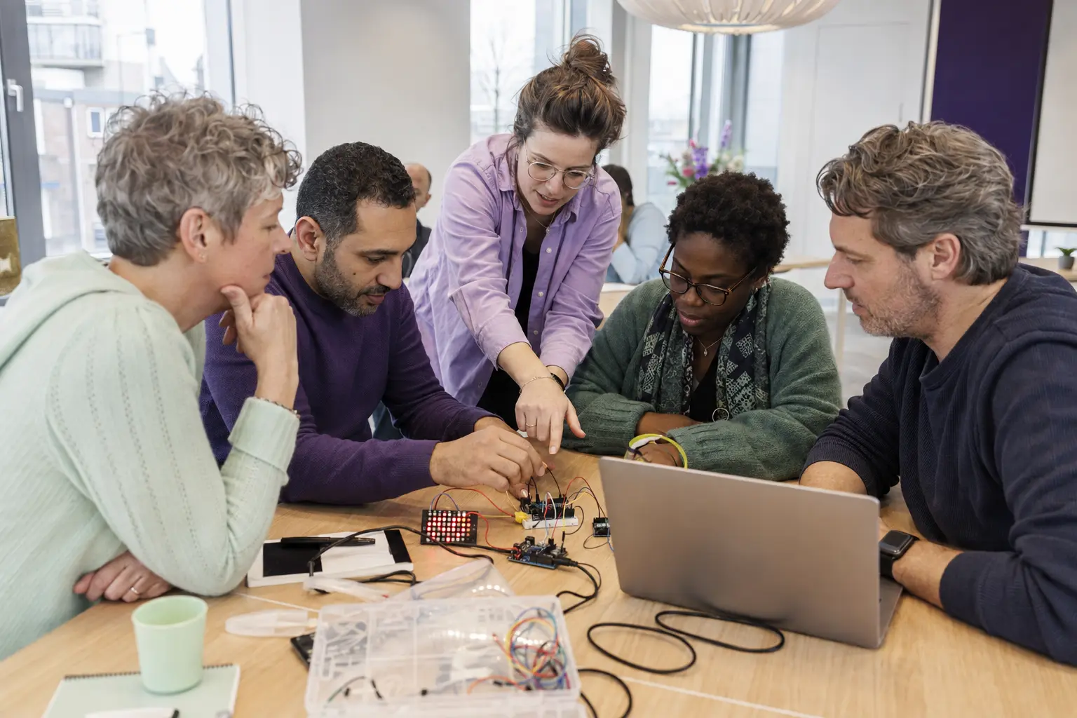Deelnemers bouwen en programmeren samen tijdens een techniekworkshop